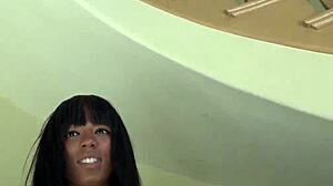エボニーのティラ・フレームが、高画質のビデオで彼女の頑丈な胸ときついお尻で誘惑する