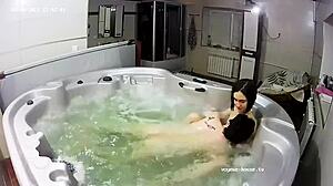 Pareja europea amateur disfruta de un baño sensual y se masturba