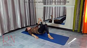 Gimnastička manekenka u nogavicama i joga hlačama pokazuje svoju fleksibilnost
