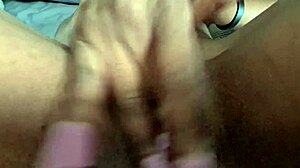וידאו POV של נערה הודית שמפשפת את הפטמה שלה ומעמיקה את הגרון עם דילדו