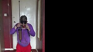 Vidéo amateur maison de pisse avec un travesti sissy qui adore mendier pour plus