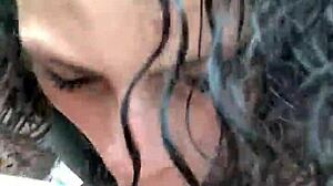 Il gay ambulante amatoriale riceve una sega da una prostituta coi capelli ricci