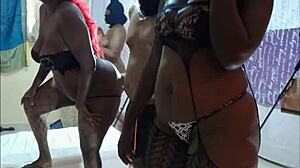 Skrivna kamera prikazuje napaljeno črno dekle, ki razkriva svoje seksi spodnje perilo