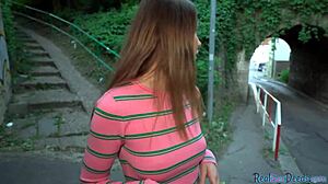 فتاة أوروبية حسية تتعرض لعملية جنسية في الهواء الطلق وركوب القضيب