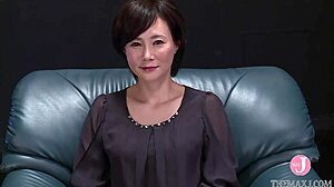 Amateur huisvrouw kreunt luid tijdens anale seks met Luna Akasaka