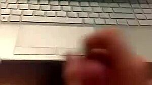 Veľká zadnica Desi milf sa necháva ošukať veľkým čiernym penisom v hardcore videu