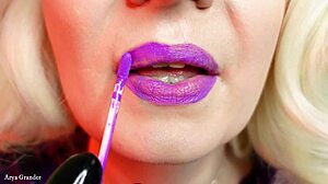 Latexklädd härskarinna retar med läppar och tunga i ASMR-video
