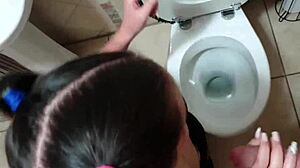 Adolescenta curvă este satisfăcută de un stăpân în toaletă