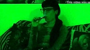Remaja Eropa Beth kinky dengan merokok dan vaping dalam video HD