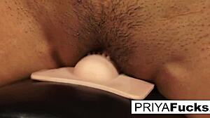 印度巨乳熟女Priya Rai在摄像头前经历了巨大的高潮