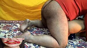 Индийская бхаби-любительница получает в киску и в задницу от сервисника