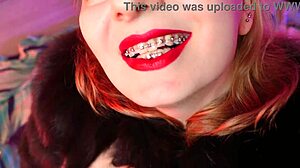 Κόκκινα χείλη και τριχωτά χέρια σε ένα αισθησιακό βίντεο μασάζ ASMR