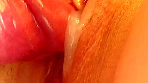 Close-up menakjubkan dari payudara alami dan lubang pantat seorang MILF yang panas