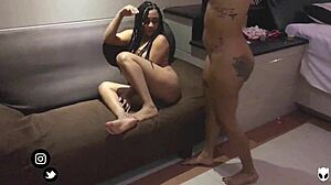 נערות קריביות נהנות מאורגזמות בחדר מלון עם ויברטורים