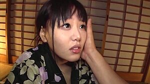 Japonská manželka se nechová na kameru s prsty a hračkami