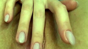Gadis Amatir memuaskan dirinya sendiri dengan jari-jarinya dalam close-up