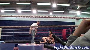 Kaksi söpöä eurooppalaista lesboa kiihottelevat nyrkkeilyringissä
