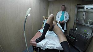 Eine schwarze Patientin mit großem Arsch bekommt medizinische Hilfe während einer Fetisch-Session