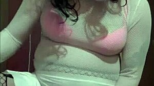 Amatør hjemmelaget video av en crossdressing-sissy som blir knullet i rumpa med en silikonleketøy