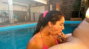 Δράση Deepthroat στην πισίνα με ένα πραγματικό ζευγάρι από την Αργεντινή