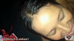 Amerikaanse vrouw krijgt een cumshot op haar gezicht na het geven van een blowjob en vingeren