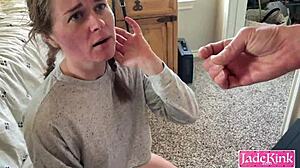 여성 혐오적인 십대 소녀가 HD 비디오에서 그녀의 남자 친구로부터 거친 지배를 받는다