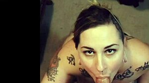 Ash VonBlack, o fată tatuată, face o muie senzuală unui penis mare