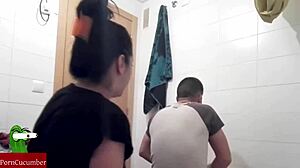 Drsný gay sex v kúpeľni: Horúci a lepkavý zážitok