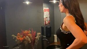 امرأة سمراء ذات ثديين كبيرين تحصل على عرض قريب على فتحة مؤخرتها في الأماكن العامة