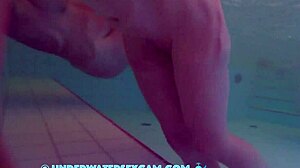 Meztelen csajok élvezik a víz alatti szexet és az orgazmust a nyilvános medencében