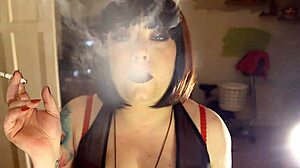 Пухкава и пушаща: Фетишистично видео с участието на Тина Смуа