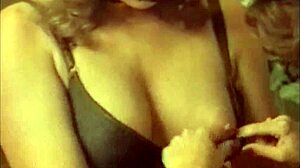 Hengende pupper og trimmede fitte i en retro sexvideo