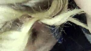 Любительская блондинка получает сперму в рот