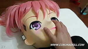 Jojos sebaväzba a hra s bábikami v Kigurumi a maske
