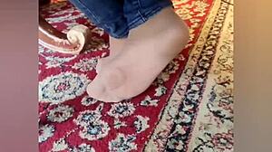 Divertimento con il feticismo dei piedi con calze di nylon e tacchi alti