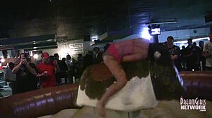 Hotte jenter i undertøy rir okser på lokal bar