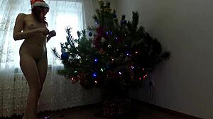 अमेचुर कपल क्रिसमस ट्री पोर्न वीडियो में एनल और पुस्सी फक्ड होते हैं।