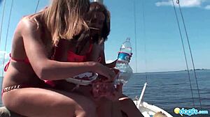 Anastasiya preberá kormidlo jachty naplnenej ruskými lesbičkami