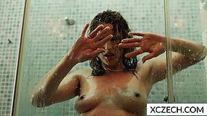 Büyük göğüslü kadın duşta mumyalanıyor