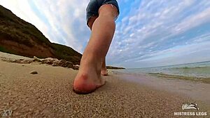 Laissez-moi vous guider à travers mon aventure pieds nus sur la plage