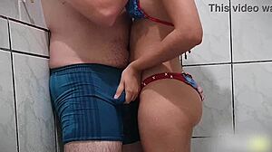 Une femme mature a des relations sexuelles passionnées sous la douche avec son partenaire