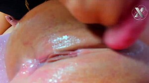 Lesbijka cieszy się masturbacją i lizaniem cipki podczas gorącego seksu