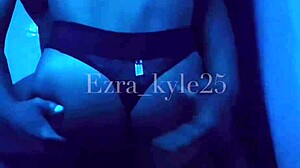 Kulturystka Ezra Kyle zostaje ruchana w dupę przez sissy femboya w łazience