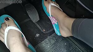 Ζευγάρι ερασιτεχνών κάνει πετάλι σε ένα αυτοκίνητο φορώντας ξυπόλητες σαγιονάρες και σπιτικά τακούνια