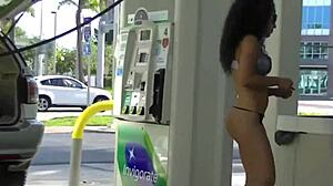 Latinská manželka Nikki Brazil dráždi v minisukni a upskirtu na benzínovej pumpe
