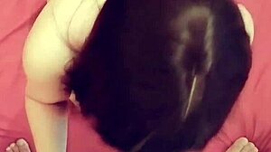 Egyptská tínedžerka Mariam sa necháva ošukať svojím susedom vo francúzskom videu