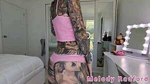 Szexi gamer lány, Melody Radford, bikiniben mutatja meg nagy melleit
