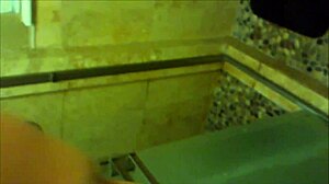 Hausgemachtes Video mit einer dummen Nachbarin, die in den Arsch gefickt wird