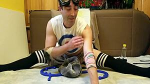 Dögös meleg cosplayer ugratja a jóga rutint a házi videóban