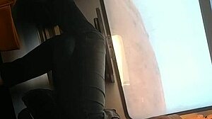 كاميرا خفية تلتقط أقدام نساء ناضجات إسرائيليات يغازلن في القطار